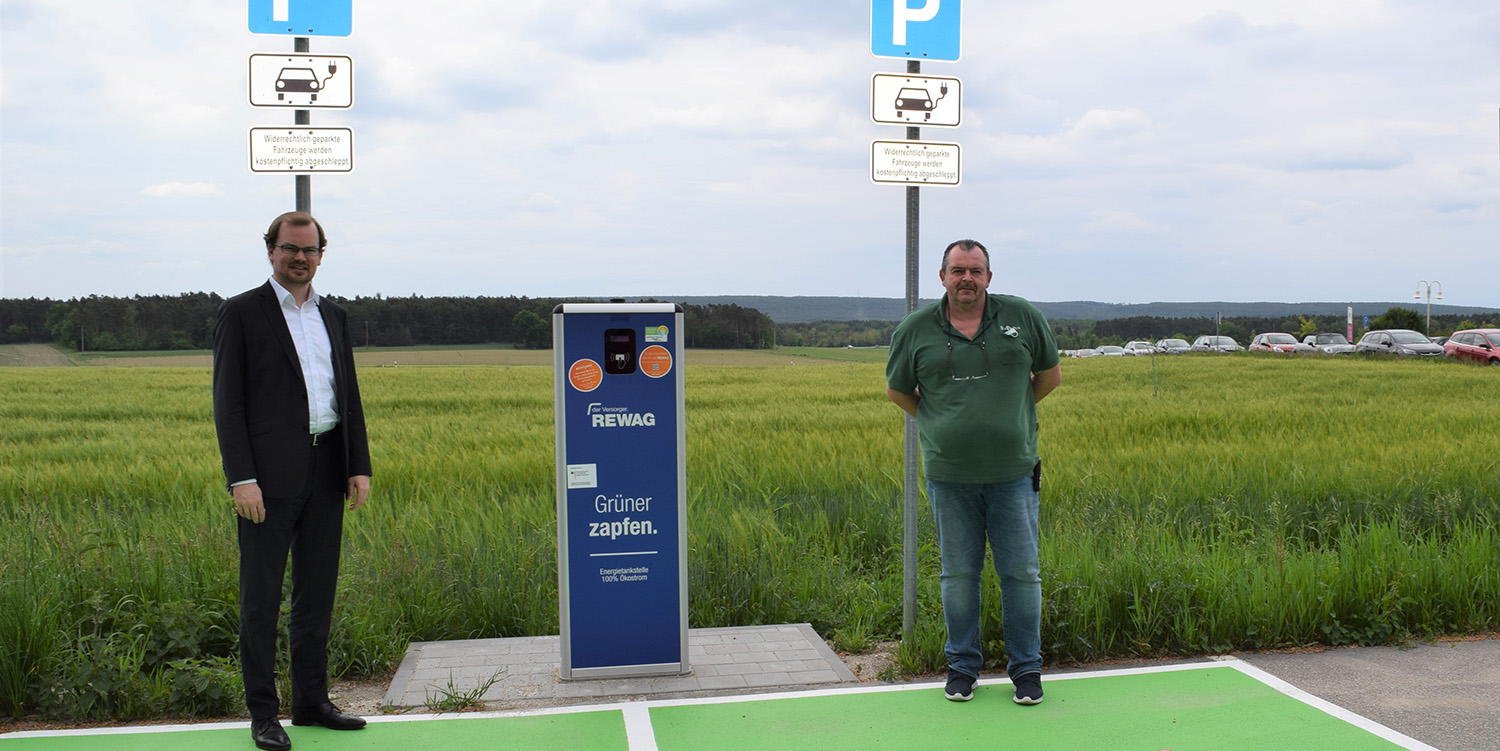 e-ladestation Marius Aach (links) und Peter Donhauser bei der E-Ladesäule mit zwei Anschlüssen.