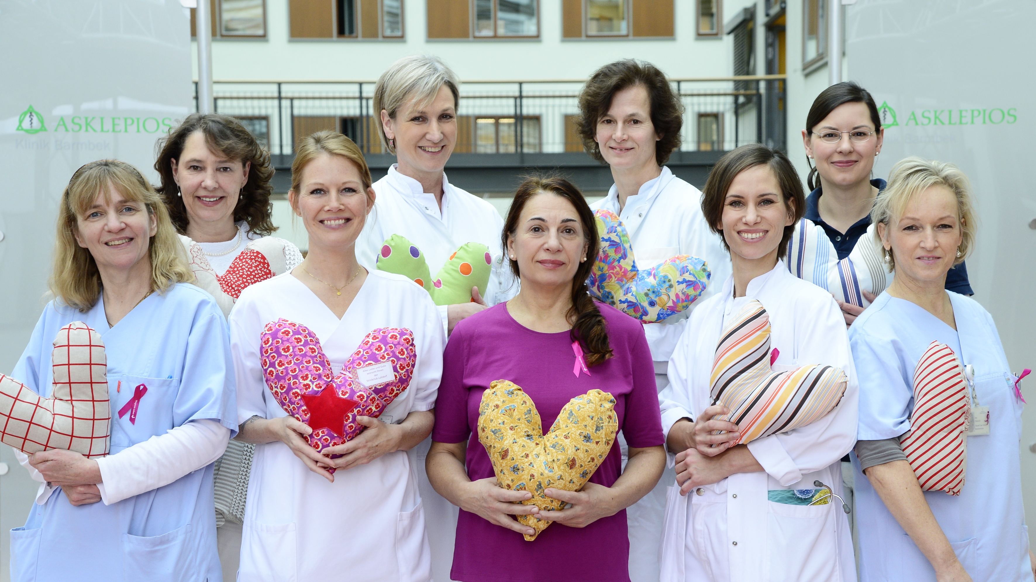 Brustzentrum Team mit Herzkissen Brustzentrum Team mit Herzkissen1