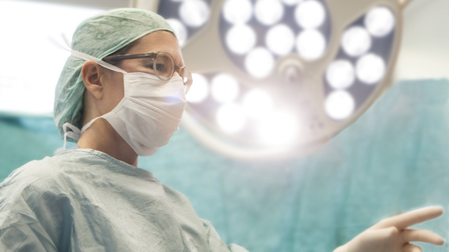 Dr. Stefanie Buchen im OP Ärztin im OP