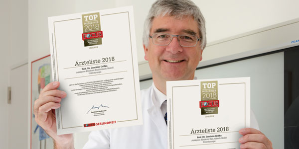 Auszeichnungen für Professor Grifka Professor DR. Dr. Grifka mit Urkunden