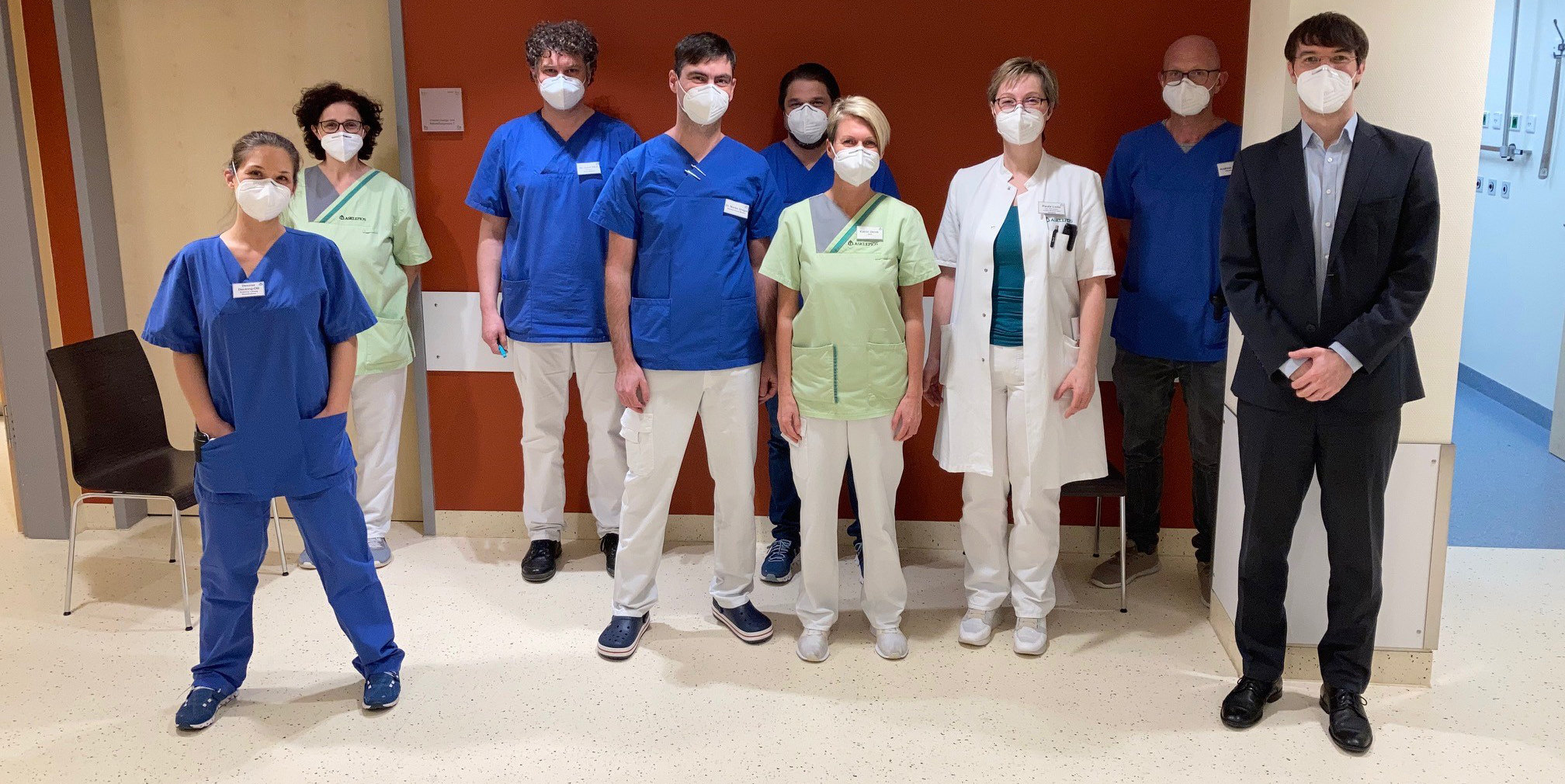 Impfteam Corona Das Impf-Team an der Asklepios-Klinik im Städtedreieck mit Geschäftsführer Andreas Neumann (re.)