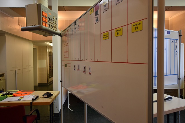 Whiteboard Whiteboard mit Telefonanlage im Hintergrund