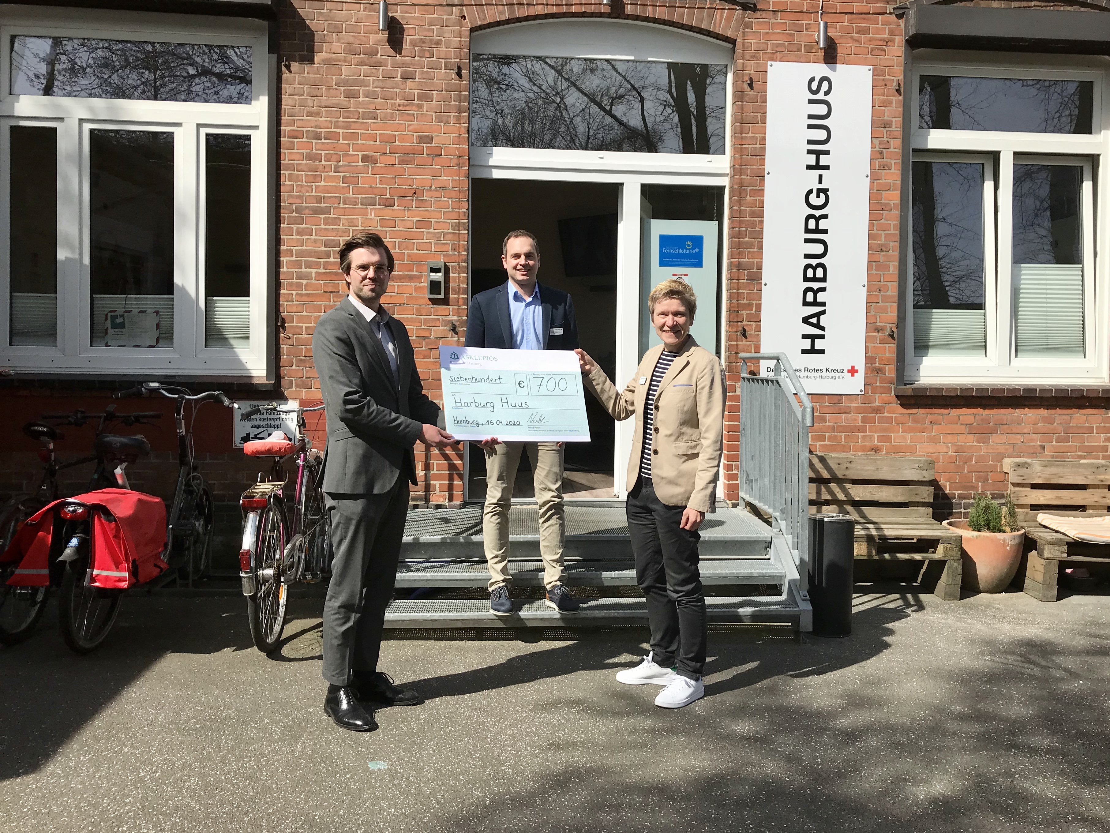 Spenden-Scheck an Huus Spende Harburg Huus