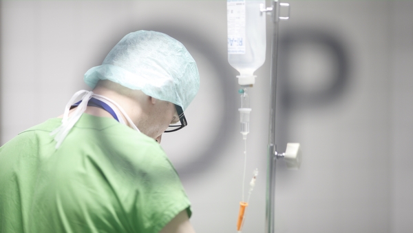 Narkosen stimmen wir individuell auf Operation und Patient ab. BILD: Ein Anästhesist im Operationssaal.