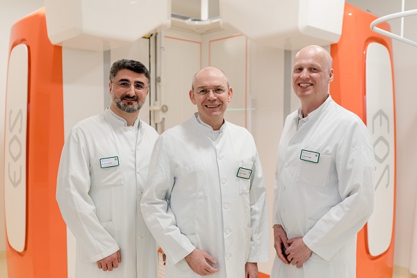 Ärzteteam steht vor dem neuen EOSedge™ Röntgensystem der Asklepios Klinik St. Georg Bild: Ärzteteam steht vor dem neuen EOSedge™ Röntgensystem der Asklepios Klinik St. Georg