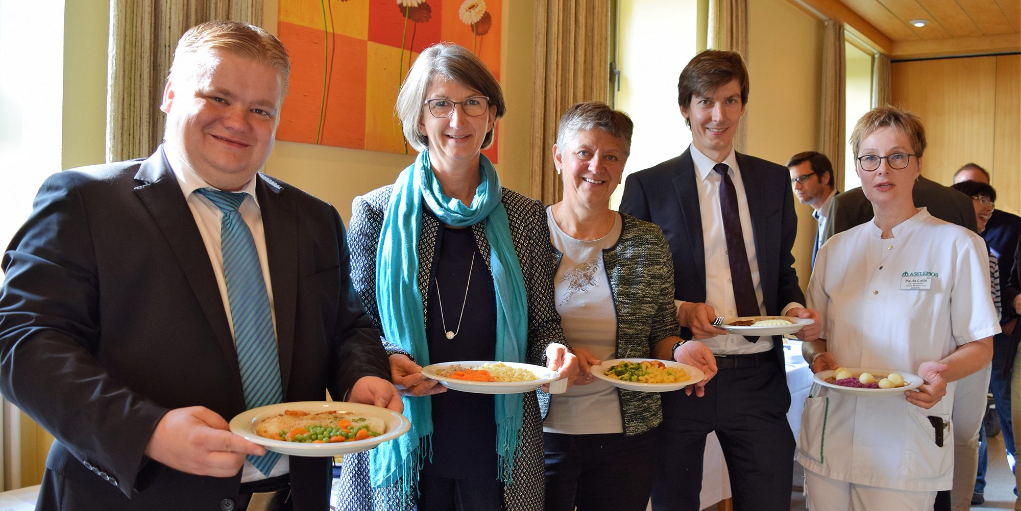 Probeessen in der Asklepios Klinik im Städtedreieck Paula Loibl, Felix Rauschek, Maria Steger, Dr. Susanne Plank und Thomas Gesche waren überzeugten sich von der Qualität der Speisen in der Asklepios Klinik im Städtedreieck (v.r.)