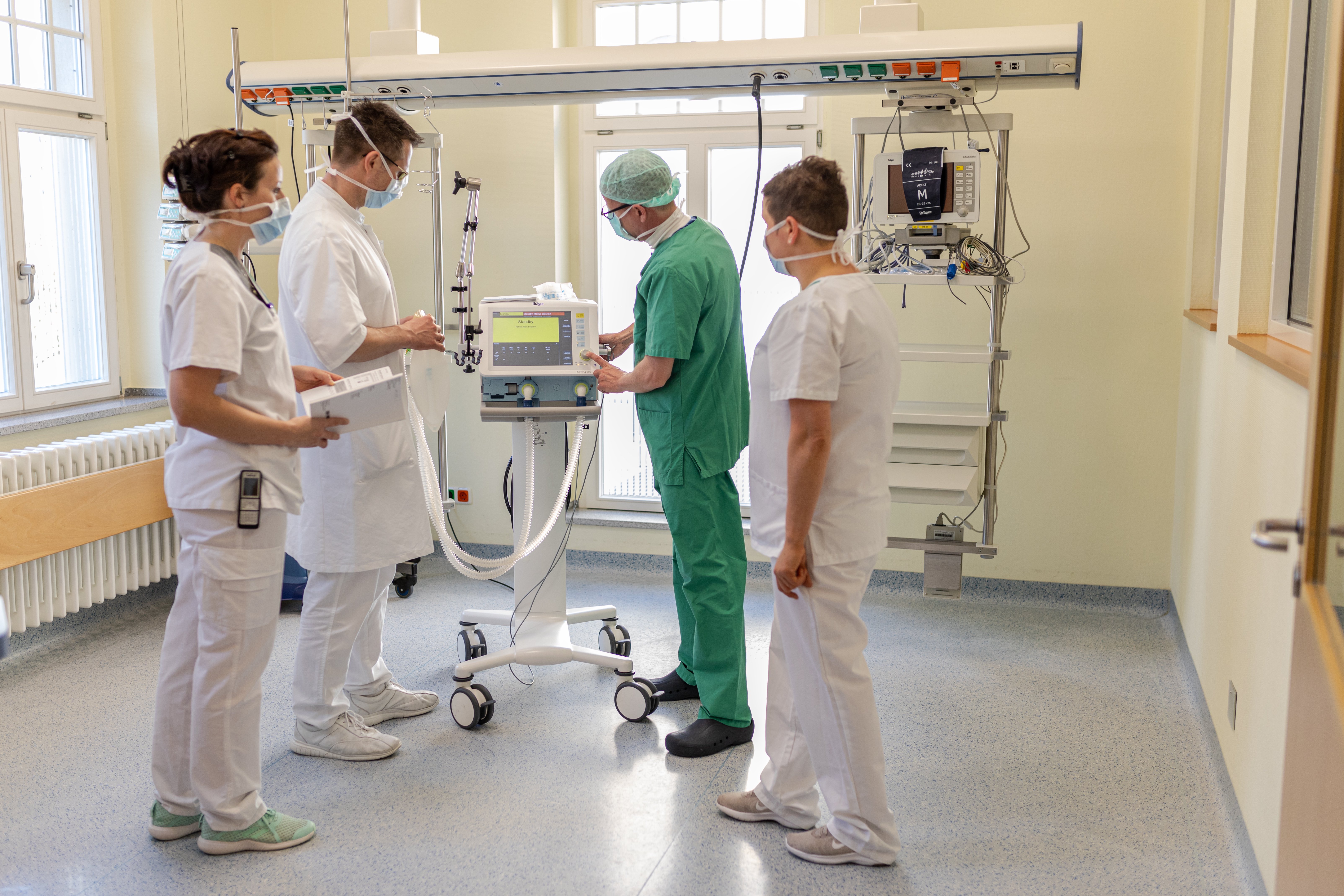Klinikmitarbeiter am Beatmungsgerät Klinikmitarbeiter am Beatmungsgerät