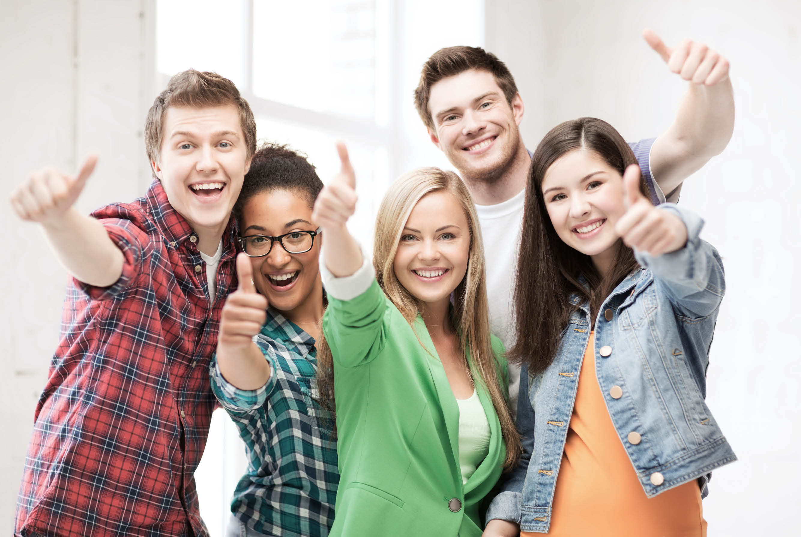 Auszubildende zeigen den Daumen hoch Bild von Auszubildenden mit Daumen hoch