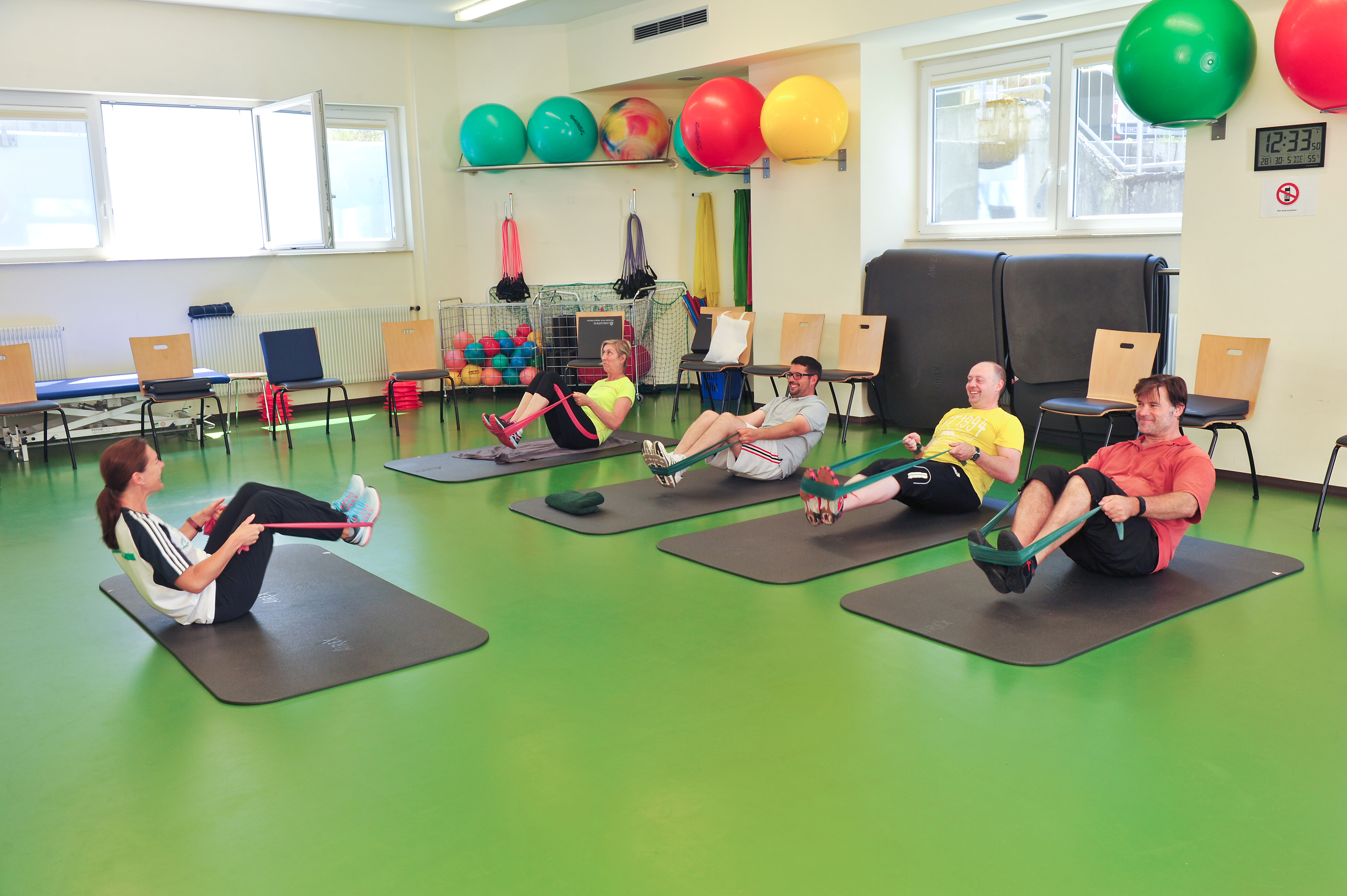 Gymnastiksaal Gruppe beim Stabilisationstraining