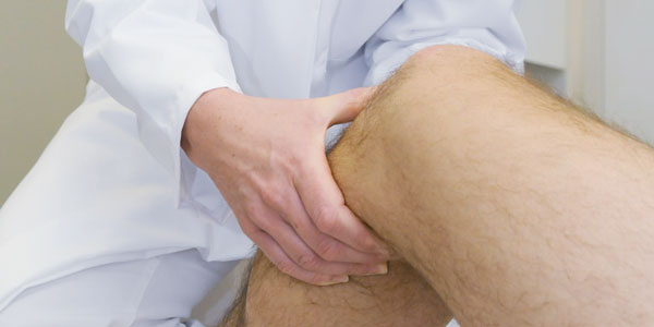 Diagnostik Knie Arzt bei einer Knieuntersuchung