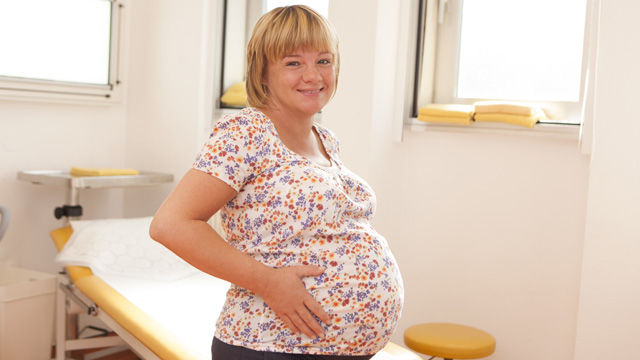 Schwangere hält ihren Bauch Babybauch