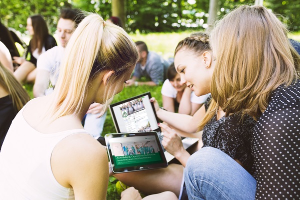Schüler mit Tablet Bild: Schüler mit Tablet