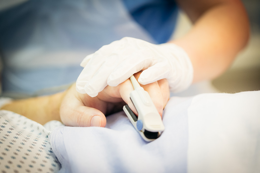 Beamtungszentrum Sauerstoffmessung Bild: Messung des Sauerstoffgehaltes eines Patienten