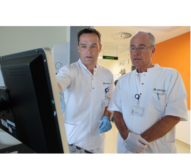 Chefarzt Prof. Dr. Dr. Christian Friedrich Weber und Leitender Oberarzt Dr. Michael Mönk verschaffen sich ein Bild der Gerinnungssituation ihres Patienten Chefarzt Prof. Dr. Dr. Christian Friedrich Weber und Leitender Oberarzt Dr. Michael Mönk verschaffen sich ein Bild der Gerinnungssituation ihres Patienten