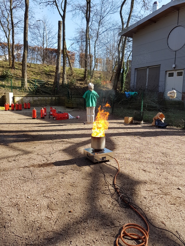 Praktische Löschübung Bild: Praktischer Umgang mit dem Feuerlöscher.