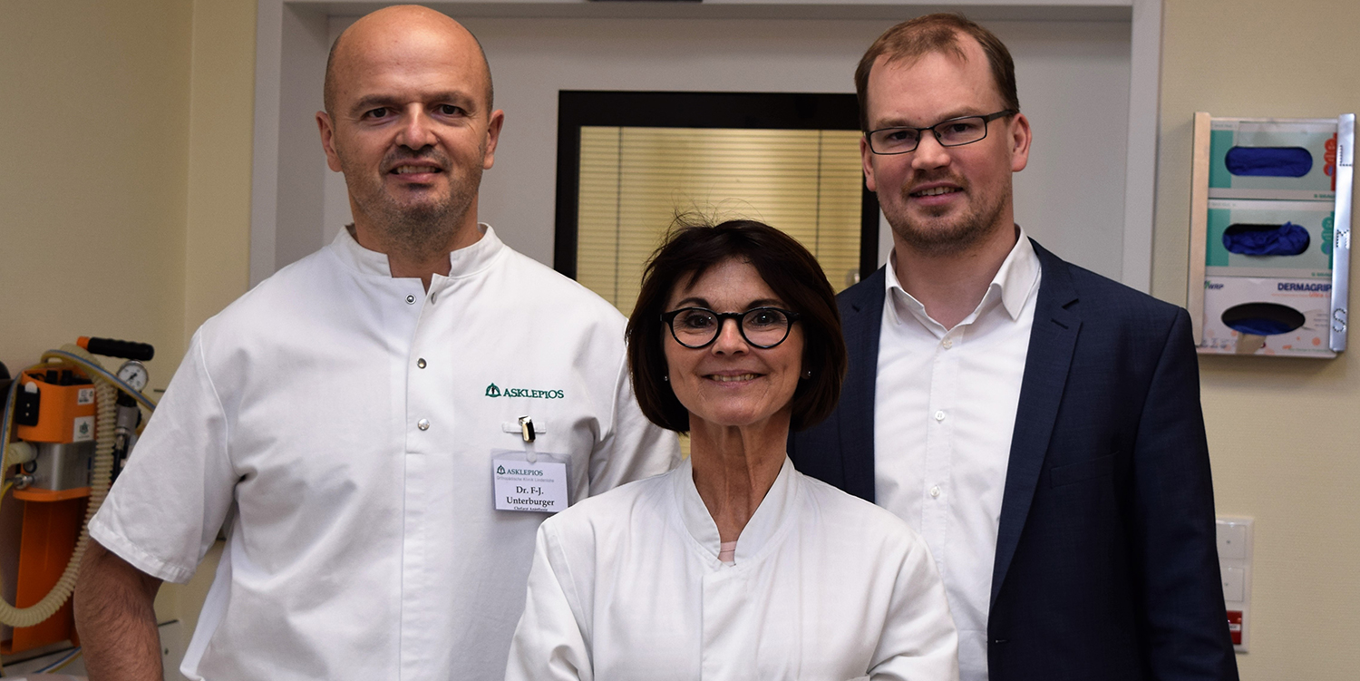 Dr. Astrid Wolf, umrahmt von Marius Aach (re.) und Dr. Franz-Jürgen Unterburger (li.). Astrid Wolf zur Oberärztin ernannt