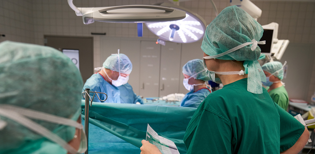 Volle Konzentration während der OP Team aus Chirurg und OTAs während der OP