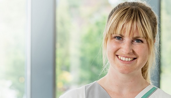 Pflegerin lächelt in die Kamera Bild: Pflegerin lächelt in die Kamera