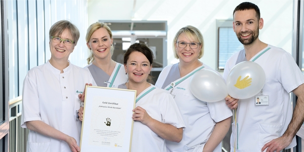 teamfoto-gold-zertifikat-201905 BILD: Das Team der Krankenhaushygiene miot dem Gold-Zertifikat